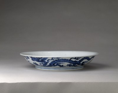 图片[1]-Blue and white cloud dragon plate-China Archive